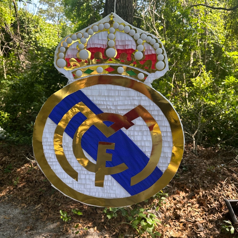 Real Madrid piñata - Picture 1 of 5